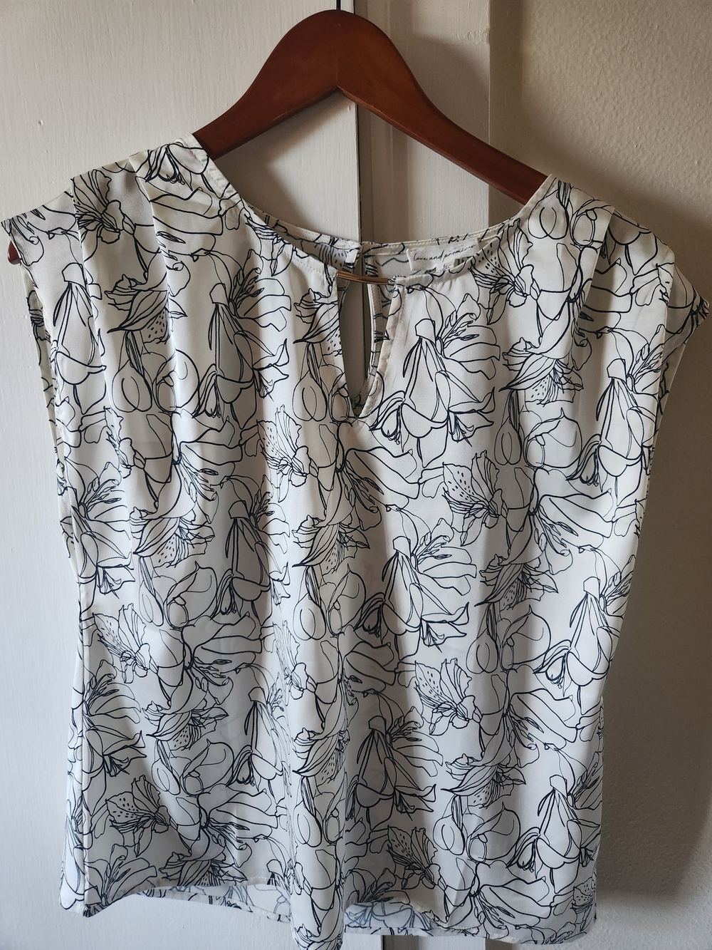 NWT Women's Floral Keyhole Chemise - White/Black